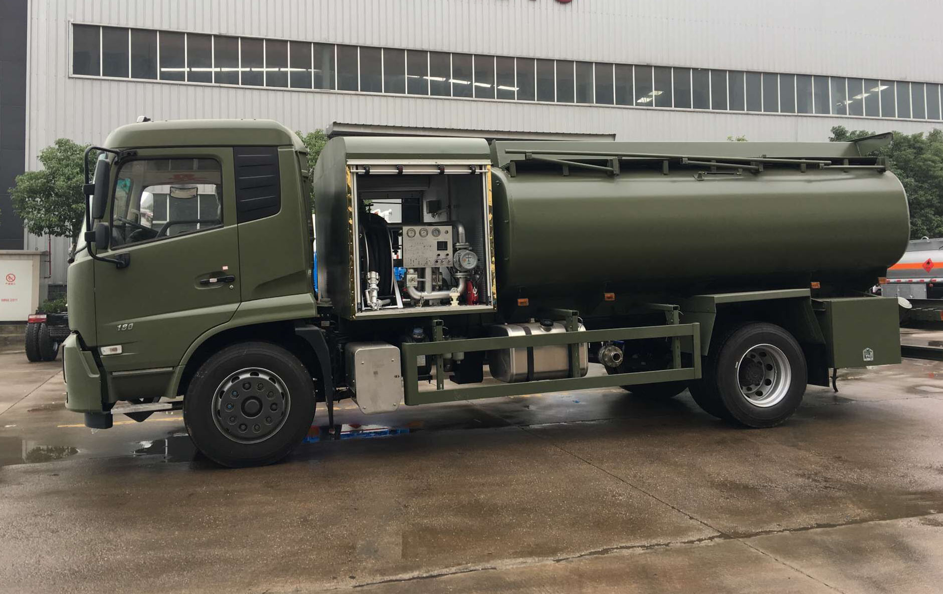 Aviation-fuel-truck-3